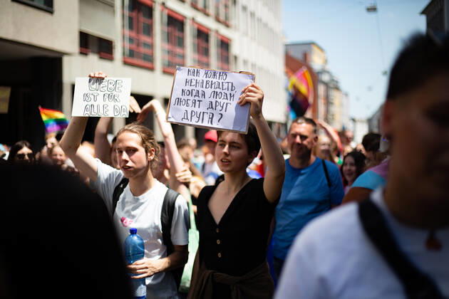 Christopher Street Day in Augsburg Am 18.6.2022 versammelten sich laut Polizei mindestens 3000 Menschen in Augsburg, um den Christopher Street Day ( CSD ) zu feiern und um für queere Sichtbarkeit und für queere Rechte zu demonstrieren. -- On June 18, 2022 according to police more than 3000 people joined the Christopher Street Day Pride in Augsburg, Germany to party and protest for queer visibility and for queer rights. Augsburg Bayern Deutschland Copyright: xAlexanderxPohlx