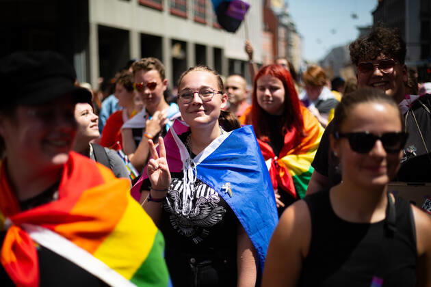 Christopher Street Day in Augsburg Am 18.6.2022 versammelten sich laut Polizei mindestens 3000 Menschen in Augsburg, um den Christopher Street Day ( CSD ) zu feiern und um für queere Sichtbarkeit und für queere Rechte zu demonstrieren. -- On June 18, 2022 according to police more than 3000 people joined the Christopher Street Day Pride in Augsburg, Germany to party and protest for queer visibility and for queer rights. Augsburg Bayern Deutschland Copyright: xAlexanderxPohlx