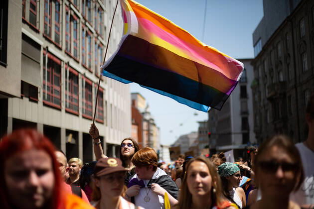 Christopher Street Day in Augsburg Am 18.6.2022 versammelten sich laut Polizei mindestens 3000 Menschen in Augsburg, um den Christopher Street Day ( CSD ) zu feiern und um für queere Sichtbarkeit und für queere Rechte zu demonstrieren. -- On June 18, 2022 according to police more than 3000 people joined the Christopher Street Day Pride in Augsburg, Germany to party and protest for queer visibility and for queer rights. Augsburg Bayern Deutschland Copyright: xAlexanderxPohlx