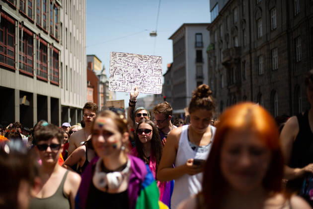 Christopher Street Day in Augsburg Am 18.6.2022 versammelten sich laut Polizei mindestens 3000 Menschen in Augsburg, um den Christopher Street Day ( CSD ) zu feiern und um für queere Sichtbarkeit und für queere Rechte zu demonstrieren. -- On June 18, 2022 according to police more than 3000 people joined the Christopher Street Day Pride in Augsburg, Germany to party and protest for queer visibility and for queer rights. Augsburg Bayern Deutschland Copyright: xAlexanderxPohlx