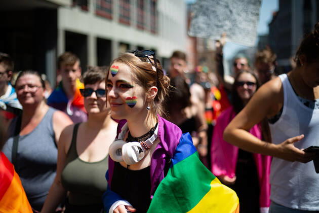 Christopher Street Day in Augsburg Am 18.6.2022 versammelten sich laut Polizei mindestens 3000 Menschen in Augsburg, um den Christopher Street Day ( CSD ) zu feiern und um für queere Sichtbarkeit und für queere Rechte zu demonstrieren. -- On June 18, 2022 according to police more than 3000 people joined the Christopher Street Day Pride in Augsburg, Germany to party and protest for queer visibility and for queer rights. Augsburg Bayern Deutschland Copyright: xAlexanderxPohlx