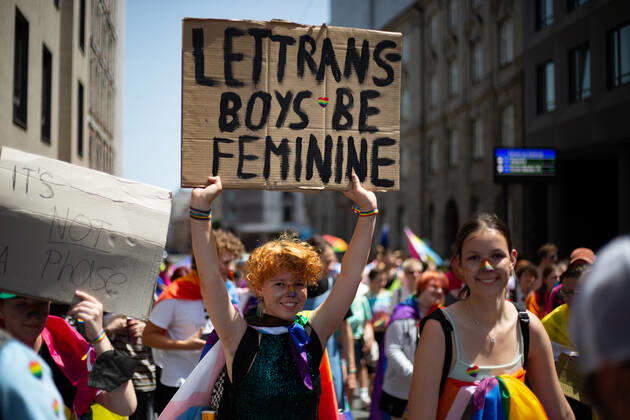 Christopher Street Day in Augsburg Am 18.6.2022 versammelten sich laut Polizei mindestens 3000 Menschen in Augsburg, um den Christopher Street Day ( CSD ) zu feiern und um für queere Sichtbarkeit und für queere Rechte zu demonstrieren. -- On June 18, 2022 according to police more than 3000 people joined the Christopher Street Day Pride in Augsburg, Germany to party and protest for queer visibility and for queer rights. Augsburg Bayern Deutschland Copyright: xAlexanderxPohlx