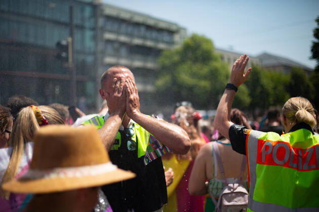 Christopher Street Day in Augsburg Am 18.6.2022 versammelten sich laut Polizei mindestens 3000 Menschen in Augsburg, um den Christopher Street Day ( CSD ) zu feiern und um für queere Sichtbarkeit und für queere Rechte zu demonstrieren. -- On June 18, 2022 according to police more than 3000 people joined the Christopher Street Day Pride in Augsburg, Germany to party and protest for queer visibility and for queer rights. Augsburg Bayern Deutschland Copyright: xAlexanderxPohlx
