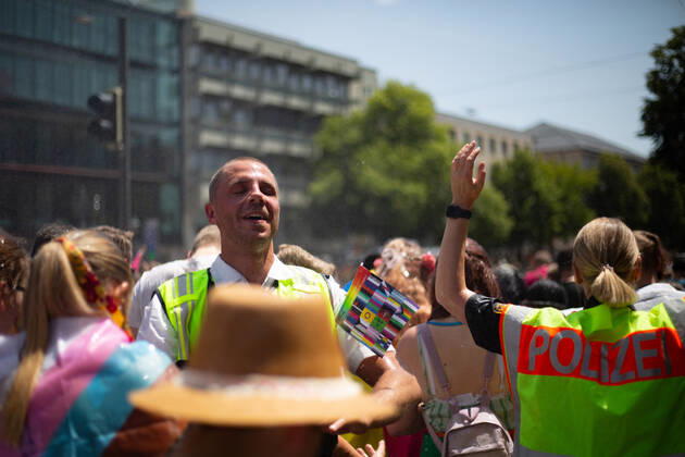 Christopher Street Day in Augsburg Am 18.6.2022 versammelten sich laut Polizei mindestens 3000 Menschen in Augsburg, um den Christopher Street Day ( CSD ) zu feiern und um für queere Sichtbarkeit und für queere Rechte zu demonstrieren. -- On June 18, 2022 according to police more than 3000 people joined the Christopher Street Day Pride in Augsburg, Germany to party and protest for queer visibility and for queer rights. Augsburg Bayern Deutschland Copyright: xAlexanderxPohlx