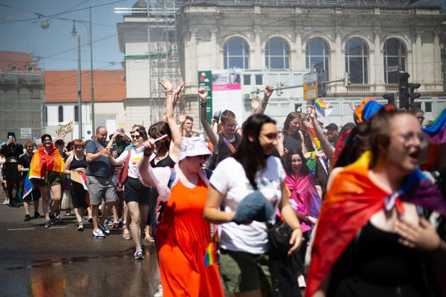 Christopher Street Day in Augsburg Am 18.6.2022 versammelten sich laut Polizei mindestens 3000 Menschen in Augsburg, um den Christopher Street Day ( CSD ) zu feiern und um für queere Sichtbarkeit und für queere Rechte zu demonstrieren. -- On June 18, 2022 according to police more than 3000 people joined the Christopher Street Day Pride in Augsburg, Germany to party and protest for queer visibility and for queer rights. Augsburg Bayern Deutschland Copyright: xAlexanderxPohlx