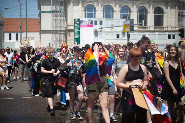 Christopher Street Day in Augsburg Am 18.6.2022 versammelten sich laut Polizei mindestens 3000 Menschen in Augsburg, um den Christopher Street Day ( CSD ) zu feiern und um für queere Sichtbarkeit und für queere Rechte zu demonstrieren. -- On June 18, 2022 according to police more than 3000 people joined the Christopher Street Day Pride in Augsburg, Germany to party and protest for queer visibility and for queer rights. Augsburg Bayern Deutschland Copyright: xAlexanderxPohlx