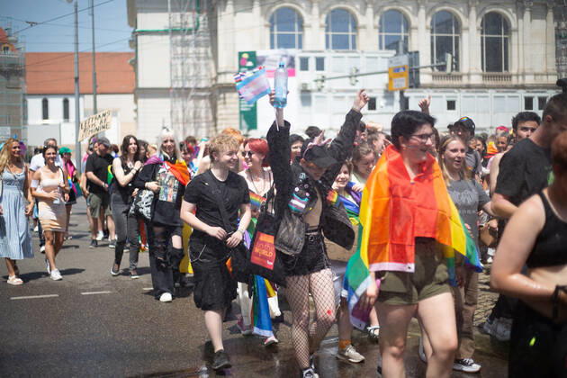 Christopher Street Day in Augsburg Am 18.6.2022 versammelten sich laut Polizei mindestens 3000 Menschen in Augsburg, um den Christopher Street Day ( CSD ) zu feiern und um für queere Sichtbarkeit und für queere Rechte zu demonstrieren. -- On June 18, 2022 according to police more than 3000 people joined the Christopher Street Day Pride in Augsburg, Germany to party and protest for queer visibility and for queer rights. Augsburg Bayern Deutschland Copyright: xAlexanderxPohlx