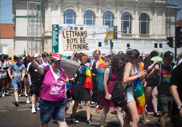 Christopher Street Day in Augsburg Am 18.6.2022 versammelten sich laut Polizei mindestens 3000 Menschen in Augsburg, um den Christopher Street Day ( CSD ) zu feiern und um für queere Sichtbarkeit und für queere Rechte zu demonstrieren. -- On June 18, 2022 according to police more than 3000 people joined the Christopher Street Day Pride in Augsburg, Germany to party and protest for queer visibility and for queer rights. Augsburg Bayern Deutschland Copyright: xAlexanderxPohlx