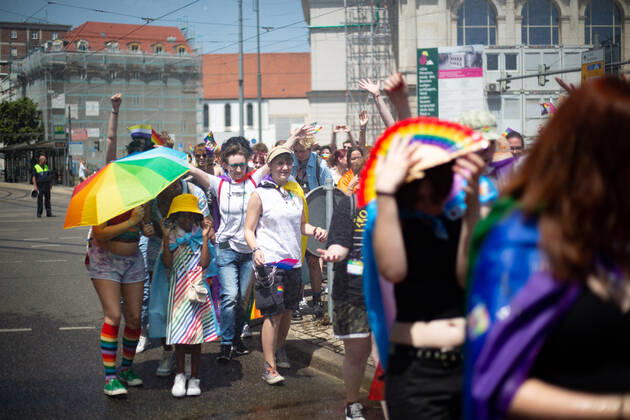Christopher Street Day in Augsburg Am 18.6.2022 versammelten sich laut Polizei mindestens 3000 Menschen in Augsburg, um den Christopher Street Day ( CSD ) zu feiern und um für queere Sichtbarkeit und für queere Rechte zu demonstrieren. -- On June 18, 2022 according to police more than 3000 people joined the Christopher Street Day Pride in Augsburg, Germany to party and protest for queer visibility and for queer rights. Augsburg Bayern Deutschland Copyright: xAlexanderxPohlx
