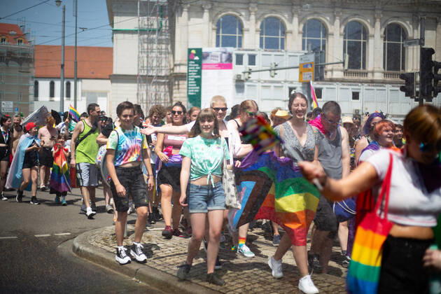 Christopher Street Day in Augsburg Am 18.6.2022 versammelten sich laut Polizei mindestens 3000 Menschen in Augsburg, um den Christopher Street Day ( CSD ) zu feiern und um für queere Sichtbarkeit und für queere Rechte zu demonstrieren. -- On June 18, 2022 according to police more than 3000 people joined the Christopher Street Day Pride in Augsburg, Germany to party and protest for queer visibility and for queer rights. Augsburg Bayern Deutschland Copyright: xAlexanderxPohlx
