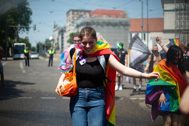 Christopher Street Day in Augsburg Am 18.6.2022 versammelten sich laut Polizei mindestens 3000 Menschen in Augsburg, um den Christopher Street Day ( CSD ) zu feiern und um für queere Sichtbarkeit und für queere Rechte zu demonstrieren. -- On June 18, 2022 according to police more than 3000 people joined the Christopher Street Day Pride in Augsburg, Germany to party and protest for queer visibility and for queer rights. Augsburg Bayern Deutschland Copyright: xAlexanderxPohlx