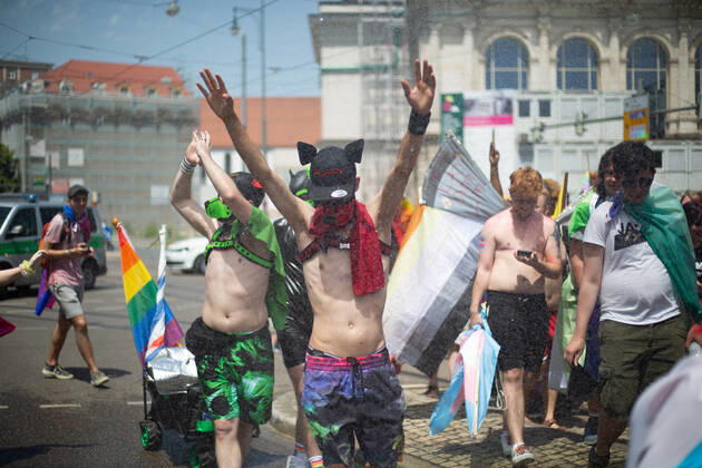 Christopher Street Day in Augsburg Am 18.6.2022 versammelten sich laut Polizei mindestens 3000 Menschen in Augsburg, um den Christopher Street Day ( CSD ) zu feiern und um für queere Sichtbarkeit und für queere Rechte zu demonstrieren. -- On June 18, 2022 according to police more than 3000 people joined the Christopher Street Day Pride in Augsburg, Germany to party and protest for queer visibility and for queer rights. Augsburg Bayern Deutschland Copyright: xAlexanderxPohlx
