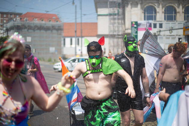 Christopher Street Day in Augsburg Am 18.6.2022 versammelten sich laut Polizei mindestens 3000 Menschen in Augsburg, um den Christopher Street Day ( CSD ) zu feiern und um für queere Sichtbarkeit und für queere Rechte zu demonstrieren. -- On June 18, 2022 according to police more than 3000 people joined the Christopher Street Day Pride in Augsburg, Germany to party and protest for queer visibility and for queer rights. Augsburg Bayern Deutschland Copyright: xAlexanderxPohlx