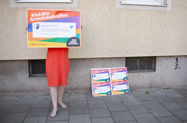 Bilder des Jahres 2022, News 06 Juni News Bilder des Tages IchBinArmutsbetroffen Fotoaktion Am 18.6.2022 gab es in München ein Fotoflashmob der Kampagne Ich Bin Armutsbetroffen. Die Bewegung bildete sich auf Twitter, nachdem eine Hartz IV Empfängerin am 17.5. einen Tweet absetzte, in dem sie ihre Situation beschrieb und den Hashtag IchBinArmutsbetroffen verwendete. Im Anschluss trendete der Hashtag auf Twitter und erzeugte so bundesweit Aufmerksamkeit. -- On June 18, 2022 there was a photo flashmob of activists of the campaign I am affected of poverty. The movement grew from a tweet of a Hartz IV recipient which described her conditions living from public welfare. She used the Hashtag IAmAffectedOfPoverty. The Hashtag trended afterwards all over Germany. München Bayern Deutschland Copyright: xTanjaxAhrendx