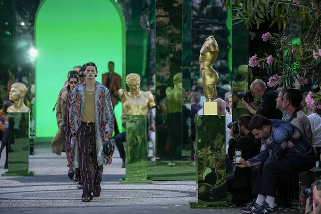 Bilder des Jahres 2022, Entertainment 06 Juni Entertainment Themen der Woche KW24 Entertainment Bilder des Tages Milan, Milan Fashion Week, men s spring summer 2023. Milan, Men s fashion, spring summer 2023.VERSACE fashion show catwalk Pictured: model  Copyright: xRiccardoxGiordanox xipa-agency.nx xModaxMilanox