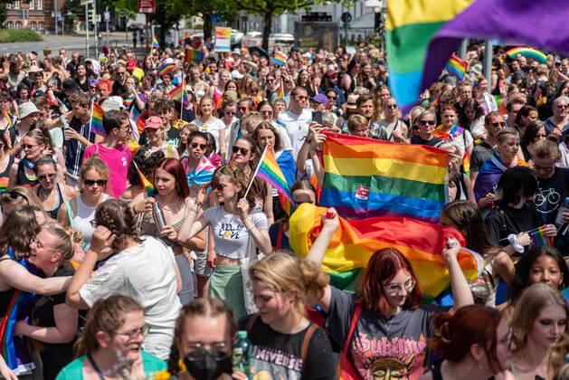 Oldenburg CSD Nordwest in Oldenburg, 18.06.2022 Rund 9.000 Personen demonstrierten im Rahmen des Christopher-Street-Day in Oldenburg für sexuelle und geschlechtliche Vielfalt. CSD Nordwest in Oldenburg, 18.06.2022 Copyright: xFabianxSteffens Eibner-Pressefotx EP_FSS