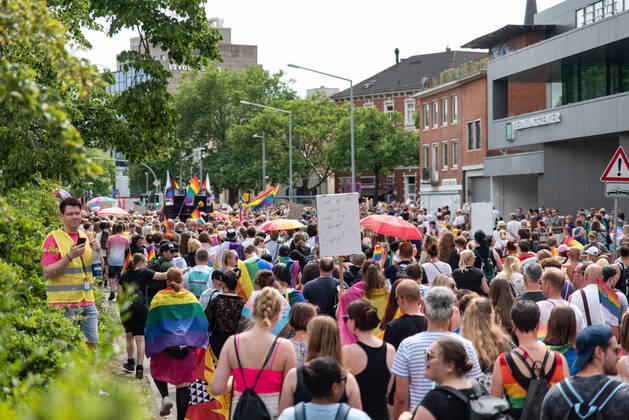Oldenburg CSD Nordwest in Oldenburg, 18.06.2022 Rund 9.000 Personen demonstrierten im Rahmen des Christopher-Street-Day in Oldenburg für sexuelle und geschlechtliche Vielfalt. CSD Nordwest in Oldenburg, 18.06.2022 Copyright: xFabianxSteffens Eibner-Pressefotx EP_FSS
