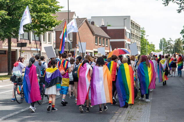 Oldenburg CSD Nordwest in Oldenburg, 18.06.2022 Rund 9.000 Personen demonstrierten im Rahmen des Christopher-Street-Day in Oldenburg für sexuelle und geschlechtliche Vielfalt. CSD Nordwest in Oldenburg, 18.06.2022 Copyright: xFabianxSteffens Eibner-Pressefotx EP_FSS