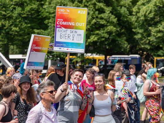 Oldenburg CSD Nordwest in Oldenburg, 18.06.2022 Rund 9.000 Personen demonstrierten im Rahmen des Christopher-Street-Day in Oldenburg für sexuelle und geschlechtliche Vielfalt. CSD Nordwest in Oldenburg, 18.06.2022 Copyright: xFabianxSteffens Eibner-Pressefotx EP_FSS