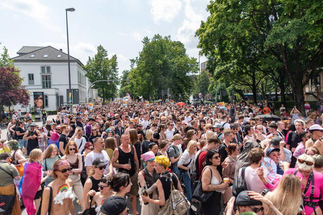 Oldenburg CSD Nordwest in Oldenburg, 18.06.2022 Rund 9.000 Personen demonstrierten im Rahmen des Christopher-Street-Day in Oldenburg für sexuelle und geschlechtliche Vielfalt. CSD Nordwest in Oldenburg, 18.06.2022 Copyright: xFabianxSteffens Eibner-Pressefotx EP_FSS