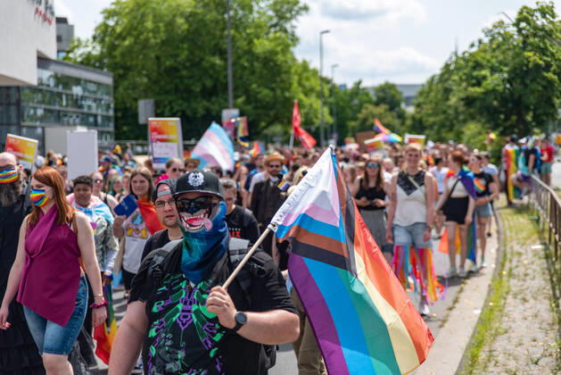 Oldenburg CSD Nordwest in Oldenburg, 18.06.2022 Rund 9.000 Personen demonstrierten im Rahmen des Christopher-Street-Day in Oldenburg für sexuelle und geschlechtliche Vielfalt. CSD Nordwest in Oldenburg, 18.06.2022 Copyright: xFabianxSteffens Eibner-Pressefotx EP_FSS