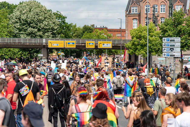 Oldenburg CSD Nordwest in Oldenburg, 18.06.2022 Rund 9.000 Personen demonstrierten im Rahmen des Christopher-Street-Day in Oldenburg für sexuelle und geschlechtliche Vielfalt. CSD Nordwest in Oldenburg, 18.06.2022 Copyright: xFabianxSteffens Eibner-Pressefotx EP_FSS