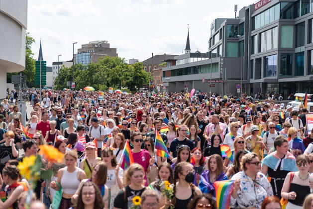 Oldenburg CSD Nordwest in Oldenburg, 18.06.2022 Rund 9.000 Personen demonstrierten im Rahmen des Christopher-Street-Day in Oldenburg für sexuelle und geschlechtliche Vielfalt. CSD Nordwest in Oldenburg, 18.06.2022 Copyright: xFabianxSteffens Eibner-Pressefotx EP_FSS