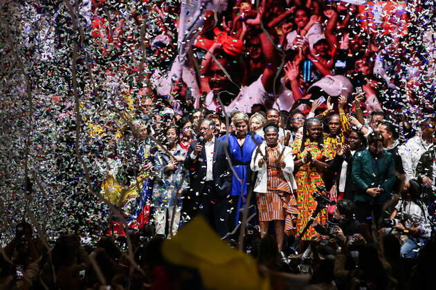 Bilder des Jahres 2022, News 06 Juni News Bilder des Tages (220620) -- BOGOTA, June 20, 2022 -- Gustavo Petro, presidential candidate of the leftist Historic Pact for Colombia coalition, celebrates with his running mate Francia Marquez after winning the Colombian presidential elections in Bogota, Colombia, June 19, 2022. Gustavo Petro was elected president of Colombia on Sunday after defeating independent candidate Rodolfo Hernandez in the second round of elections in a very close race, the state-run National Civil Registry reported. (Photo by Xinhua) COLOMBIA-BOGOTA-PRESIDENTIAL ELECTION JhonxHeaverxPaz 