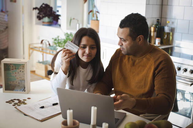 Father teaching online shopping to daughter on laptop at home Sweden, Stockholm, model released, property released Copyright: xMaskotx , MA93695