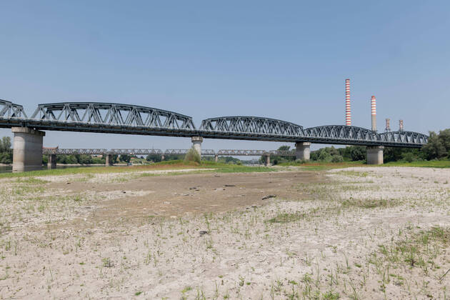 Bilder des Jahres 2022, News 06 Juni News Themen der Woche KW25 News Bilder des Tages June 20, 2022, Ostilia, Italy: The Po River is dry due to the drought caused by the lack of rain. Italian s bed rivers increasingly dry. Drought warning all over Italy. Meanwhile, large fires are reported in many areas and Coldiretti claims that the fires tripled in the last year compared to the historical average. .Association asks for the intervention of the Civil protection and that a state of emergency be declared in the affected territories. Ostilia (MN) June 20, 2022.ANSA RICCARDO DALLE LUCHE Ostilia Italy - ZUMAa110 20220620_zaf_a110_024 Copyright: xRiccardoxDallexLuchex