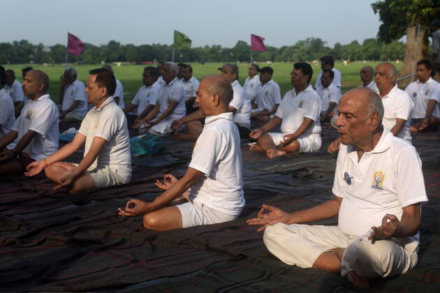 June 21, 2022, Kolkata, West Bengal, India: June 21, 2022, Kolkata, India: Military are seen practicing yoga during massive yoga session as part of the celebration of the International Yoga Day. on June 21, 2022 in Kolkata, India. Kolkata India - ZUMAe321 20220621_zia_e321_001 Copyright: xSukhomoy_xSenx xEyepixxGroupx