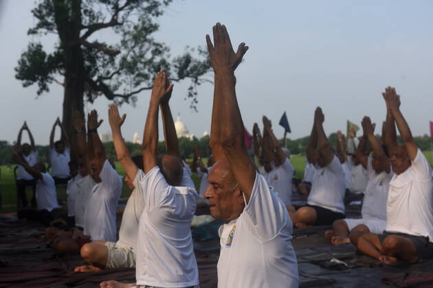 June 21, 2022, Kolkata, West Bengal, India: June 21, 2022, Kolkata, India: Military are seen practicing yoga during massive yoga session as part of the celebration of the International Yoga Day. on June 21, 2022 in Kolkata, India. Kolkata India - ZUMAe321 20220621_zia_e321_002 Copyright: xSukhomoy_xSenx xEyepixxGroupx
