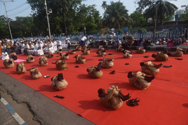 June 21, 2022, Kolkata, West Bengal, India: June 21, 2022, Kolkata, India: Military are seen practicing yoga during massive yoga session as part of the celebration of the International Yoga Day. on June 21, 2022 in Kolkata, India. Kolkata India - ZUMAe321 20220621_zia_e321_003 Copyright: xSukhomoy_xSenx xEyepixxGroupx