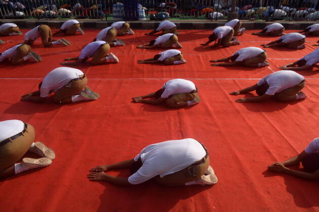 June 21, 2022, Kolkata, West Bengal, India: June 21, 2022, Kolkata, India: Military are seen practicing yoga during massive yoga session as part of the celebration of the International Yoga Day. on June 21, 2022 in Kolkata, India. Kolkata India - ZUMAe321 20220621_zia_e321_004 Copyright: xSukhomoy_xSenx xEyepixxGroupx