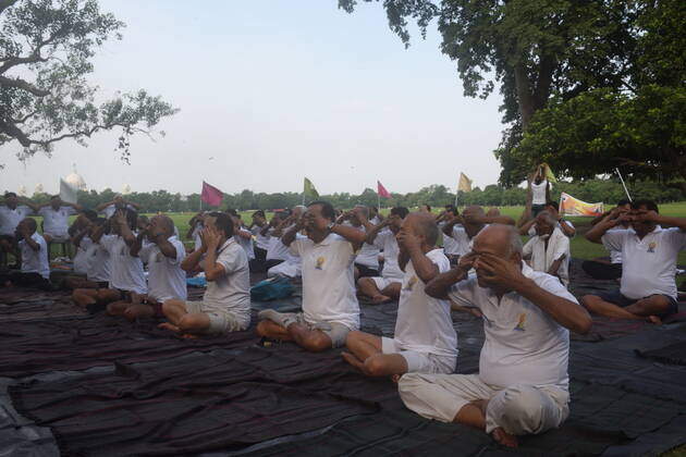 June 21, 2022, Kolkata, West Bengal, India: June 21, 2022, Kolkata, India: Military are seen practicing yoga during massive yoga session as part of the celebration of the International Yoga Day. on June 21, 2022 in Kolkata, India. Kolkata India - ZUMAe321 20220621_zia_e321_005 Copyright: xSukhomoy_xSenx xEyepixxGroupx