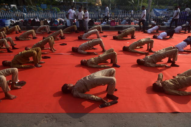 June 21, 2022, Kolkata, West Bengal, India: June 21, 2022, Kolkata, India: Military are seen practicing yoga during massive yoga session as part of the celebration of the International Yoga Day. on June 21, 2022 in Kolkata, India. Kolkata India - ZUMAe321 20220621_zia_e321_006 Copyright: xSukhomoy_xSenx xEyepixxGroupx