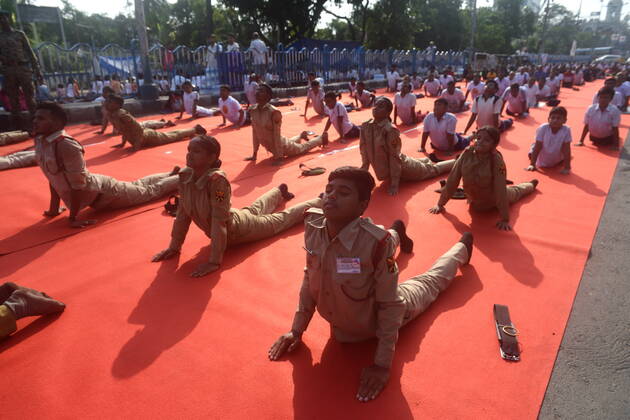 June 21, 2022, Kolkata, West Bengal, India: June 21, 2022, Kolkata, India: Military are seen practicing yoga during massive yoga session as part of the celebration of the International Yoga Day. on June 21, 2022 in Kolkata, India. Kolkata India - ZUMAe321 20220621_zia_e321_007 Copyright: xSukhomoy_xSenx xEyepixxGroupx