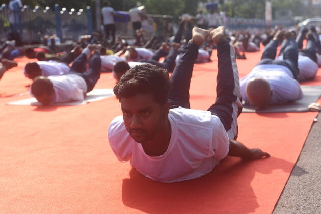 June 21, 2022, Kolkata, West Bengal, India: June 21, 2022, Kolkata, India: Military are seen practicing yoga during massive yoga session as part of the celebration of the International Yoga Day. on June 21, 2022 in Kolkata, India. Kolkata India - ZUMAe321 20220621_zia_e321_008 Copyright: xSukhomoy_xSenx xEyepixxGroupx