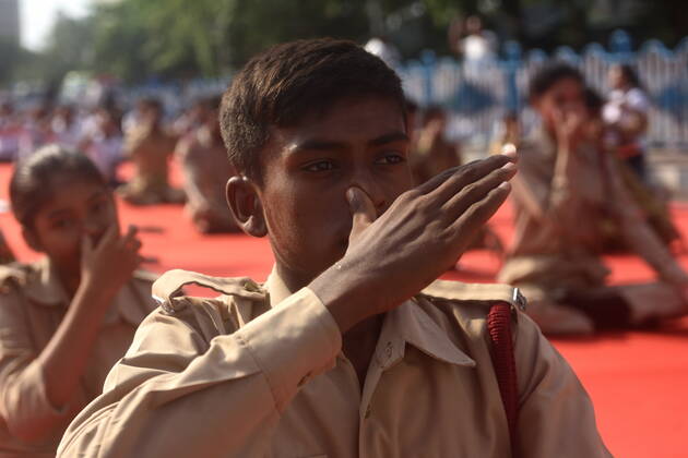 June 21, 2022, Kolkata, West Bengal, India: June 21, 2022, Kolkata, India: Military are seen practicing yoga during massive yoga session as part of the celebration of the International Yoga Day. on June 21, 2022 in Kolkata, India. Kolkata India - ZUMAe321 20220621_zia_e321_009 Copyright: xSukhomoy_xSenx xEyepixxGroupx