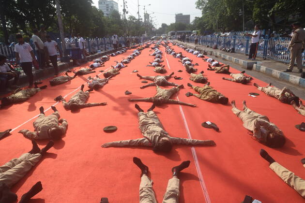 June 21, 2022, Kolkata, West Bengal, India: June 21, 2022, Kolkata, India: Military are seen practicing yoga during massive yoga session as part of the celebration of the International Yoga Day. on June 21, 2022 in Kolkata, India. Kolkata India - ZUMAe321 20220621_zia_e321_010 Copyright: xSukhomoy_xSenx xEyepixxGroupx