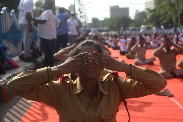 June 21, 2022, Kolkata, West Bengal, India: June 21, 2022, Kolkata, India: Military are seen practicing yoga during massive yoga session as part of the celebration of the International Yoga Day. on June 21, 2022 in Kolkata, India. Kolkata India - ZUMAe321 20220621_zia_e321_011 Copyright: xSukhomoy_xSenx xEyepixxGroupx