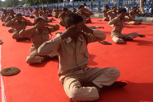 June 21, 2022, Kolkata, West Bengal, India: June 21, 2022, Kolkata, India: Military are seen practicing yoga during massive yoga session as part of the celebration of the International Yoga Day. on June 21, 2022 in Kolkata, India. Kolkata India - ZUMAe321 20220621_zia_e321_012 Copyright: xSukhomoy_xSenx xEyepixxGroupx