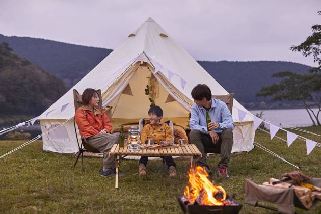 IMAGO Creative: Ende des Sommers Japanese Family Talking At Campsite AFLO176817755  , 176817755.jpg, ,model released, Symbolfoto ,property released