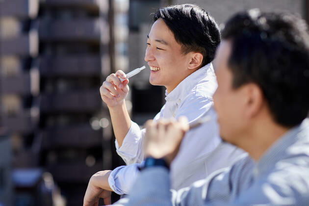 Japanese men smoking outside AFLO178185829  , 178185829.jpg, ,model released, Symbolfoto