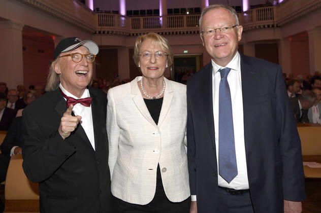 Bilder des Jahres 2022, Entertainment 06 Juni Entertainment Themen der Woche KW25 Entertainment Bilder des Tages Otto Waalkes, Eske Nannen und Stephan Weil bei der Verleihung des Niedersächsischen Staatspreises 2022 an Eske Nannen und Otto Waalkes im Hannover Congress Centrum. Hannover, 22.06.2022