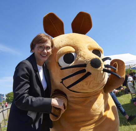Bilder des Jahres 2022, News 06 Juni News Themen der Woche KW25 Bettina Stark-Watzinger - Tag der kleinen Forscher 2022 EUR, Deutschland, Berlin, 23.06.2022: Vor dem Reichstag findet anlässlich des bundesweiten Aktionstages Tag der kleinen Forscher ein gemeinsames Entdecken und Forschen statt. Mit Schaufel, Lupen und Händen und Unterstützung der Maus entdecken Kita- und Grundschulkinder neue Welten. Motto der des MINT- Aktionstages : Geheimnisvolles Erdreich - die Welt unter unseren Füßen.