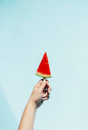 Hand of woman holding watermelon slice with pospsicle stick model released, Symbolfoto, EGHF00447
