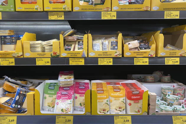 VERBRAUCHERPREISE: Inflation in Deutschland auf Rekordhoch.Lebensmittelpreise Milchprodukte in einem Kuehlregal bei einem Discounter,Preisschild,Preisaushang,Kuehltheke, Milchprodukte, Einkauf,Inflation,Verbraucherpreise,Teuerung,
