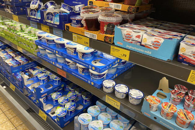 VERBRAUCHERPREISE: Inflation in Deutschland auf Rekordhoch.Lebensmittelpreise Milchprodukte in einem Kuehlregal bei einem Discounter,Preisschild,Preisaushang,Kuehltheke, Milchprodukte, Einkauf,Inflation,Verbraucherpreise,Teuerung,