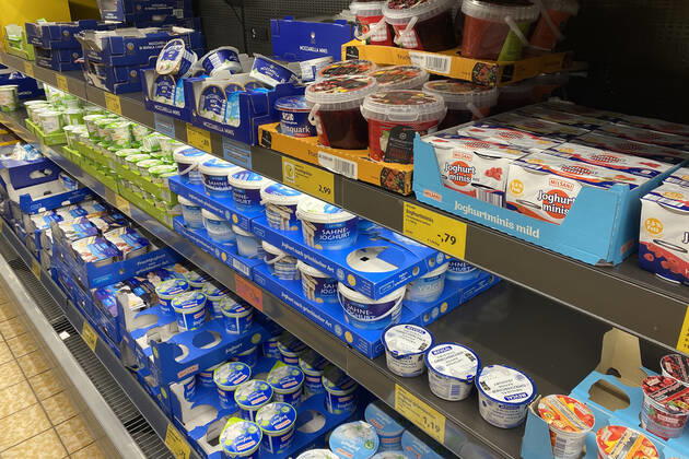 VERBRAUCHERPREISE: Inflation in Deutschland auf Rekordhoch.Lebensmittelpreise Milchprodukte in einem Kuehlregal bei einem Discounter,Preisschild,Preisaushang,Kuehltheke, Milchprodukte, Einkauf,Inflation,Verbraucherpreise,Teuerung,